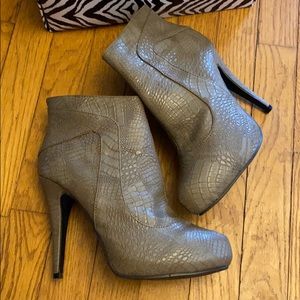 NIB Dana Buchman Preston faux snakeskin booties
